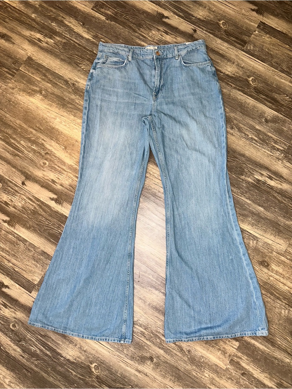 We The Free Avalon Flare Jeans Women’s Size 31 Light Wash Wide Leg Bell Bottom